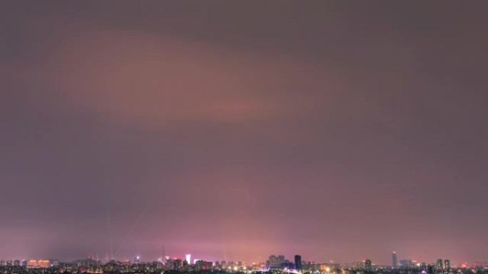 闪电的时光倒流暴风雨前电闪雷鸣下的城市