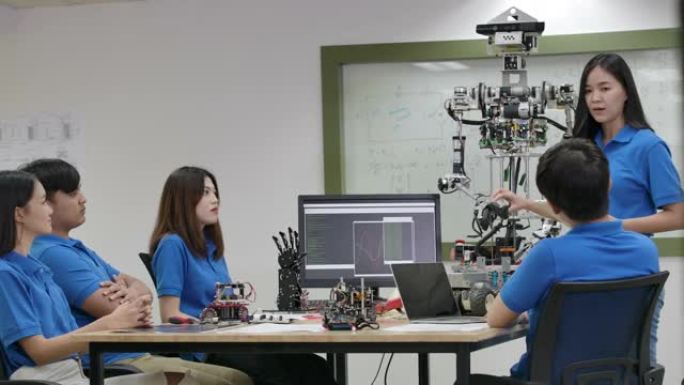 年轻的电子工程师团队在车间合作建造机器人。团队工程师一起开始机器人项目。有技术或创新概念的人。