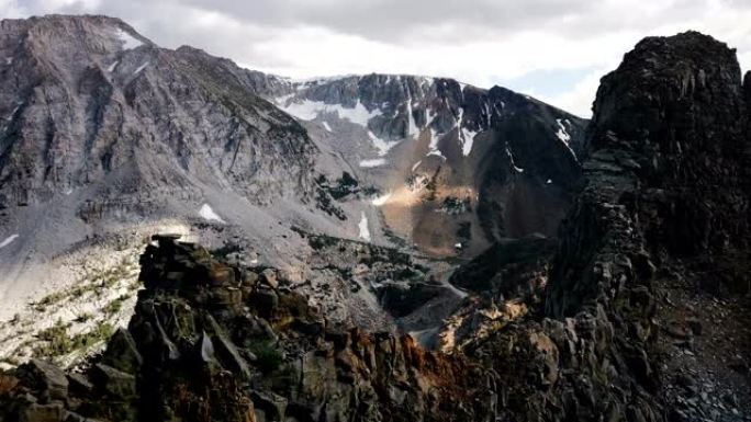 无人机在夏季约塞米蒂，美国国家公园天际线的惊人电影般的巨大山脊上高飞。