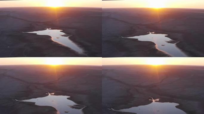 高空中日落视图显示了由于干旱和气候变化而造成的恩加米湖这些通常丰富的水域的破坏程度，博茨瓦纳奥卡万戈