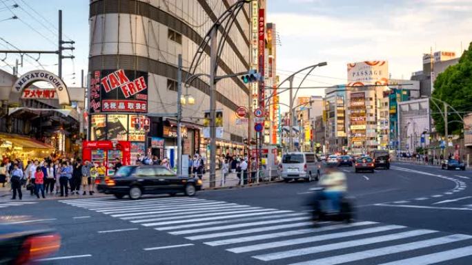 在日本上野的Ameya横町市场平移TL人穿过街道和交通。