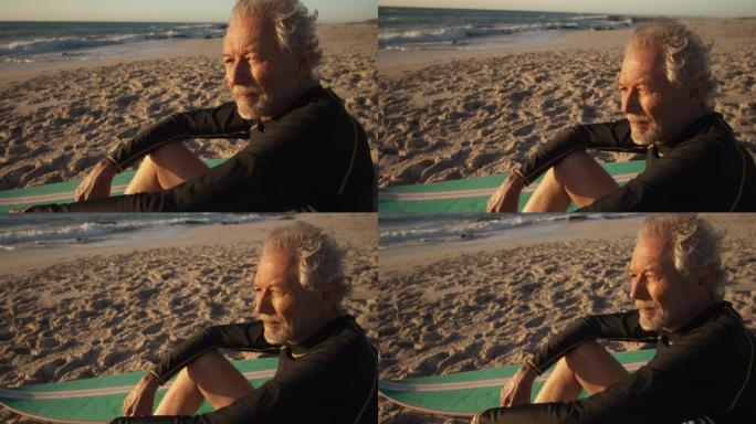 坐在沙滩上的老人