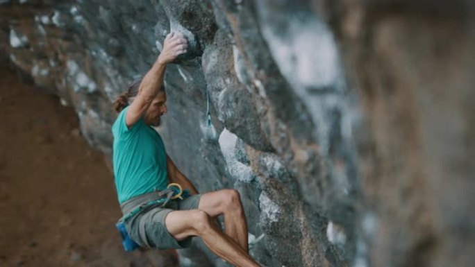 专家攀岩动作自由攀登突破自我户外运动