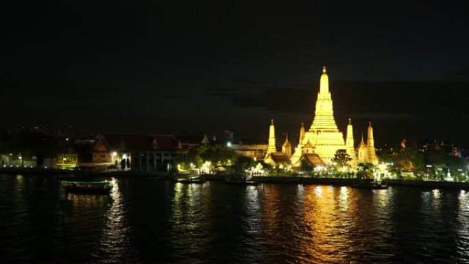 平移右: 泰国曼谷夜间的Wat Arun Temple (黎明神庙)。