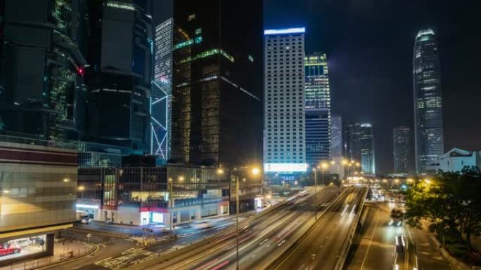 香港夜间高峰时间交通。中国香港摩天大楼的时间流逝和高速公路上繁忙的交通