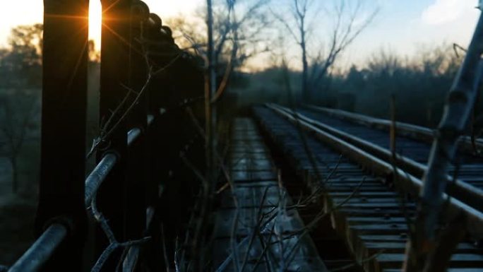 日落在废弃的火车轨道上。