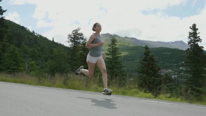 女人独自沿着高速公路奔跑