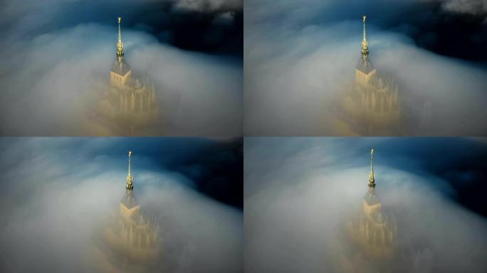 圣米歇尔山城堡尖顶的大气空中拍摄被浓雾云和神秘的黑色黑暗覆盖。