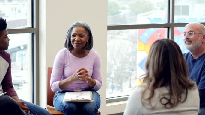 自信的高级非裔美国女顾问领导讨论小组