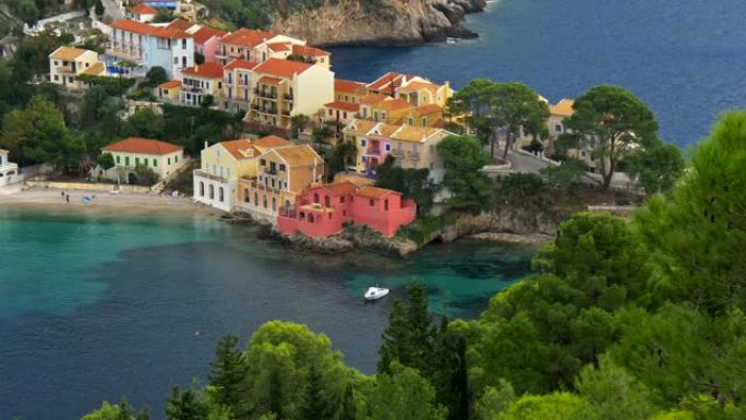 希腊凯法利尼亚岛的阿索斯村。地中海的绿松石湾，阿索斯村有五颜六色的房子