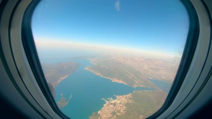 从飞机窗口显示的岛屿和水