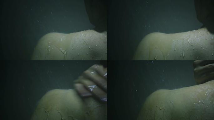 淋浴时的年轻女子卫浴肩膀护肤水流水沐浴露