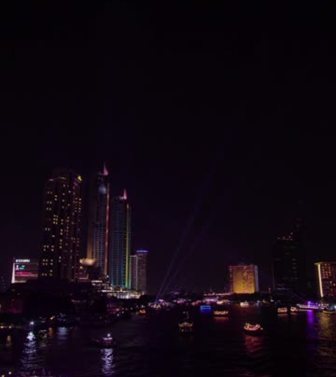 垂直拍摄: 泰国曼谷夜间的湄南河。
