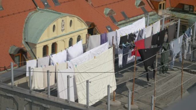 无人机: 在卢布尔雅那屋顶上装满洗衣房的晾衣绳上飞行。