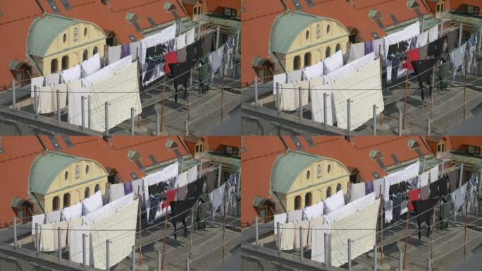 无人机: 在卢布尔雅那屋顶上装满洗衣房的晾衣绳上飞行。