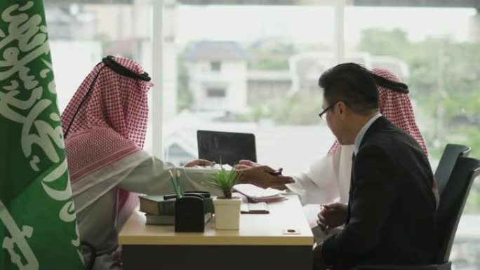 一位阿拉伯商人与一位亚洲商人会面