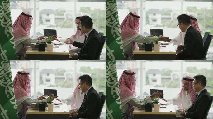 一位阿拉伯商人与一位亚洲商人会面