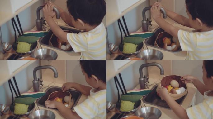 小男孩在家里玩厨房玩具。