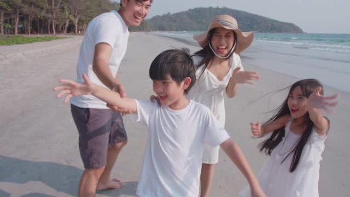 快乐亚洲家庭自拍或视频通话并在沙滩上跑步，度假和旅行概念，亚洲国王在沙滩上度假时自拍或视频通话，度假