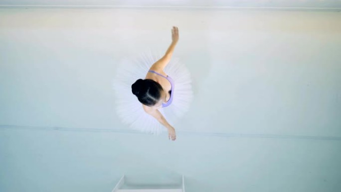 女芭蕾舞演员在俯视图中表演旋转动作