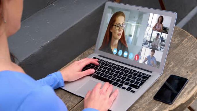 女人在笔记本电脑上的视频会议上聊天