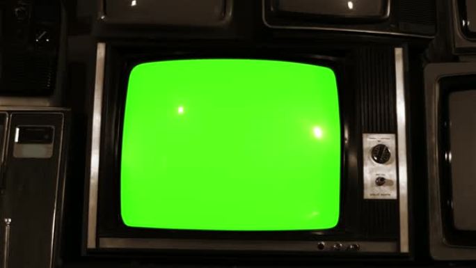 80年代电视绿屏与许多80年代电视。多莉出去了。棕褐色色调。