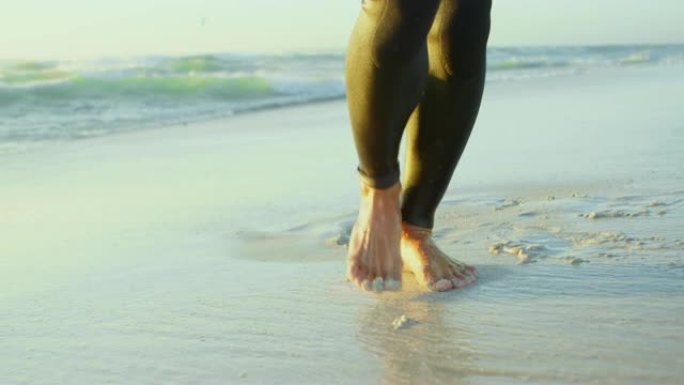 男性冲浪者在海滩上携带风帆冲浪者4k