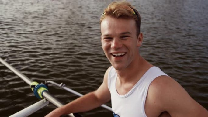 男性赛艇运动员对着镜头笑着