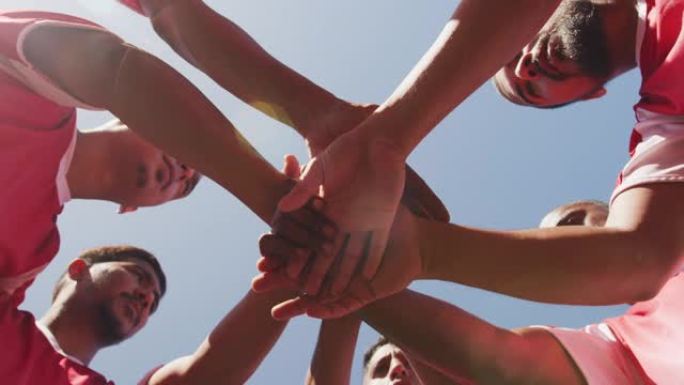 足球运动员在场上激励