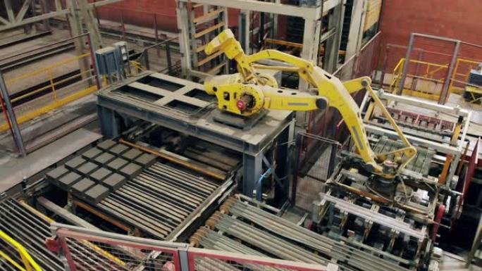 机械化，自动化的机械臂正在现代工厂搬迁陶瓷产品