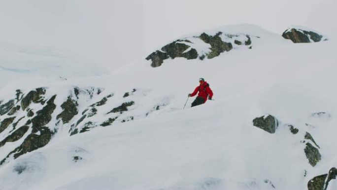 滑雪者在偏远地区跳下悬崖