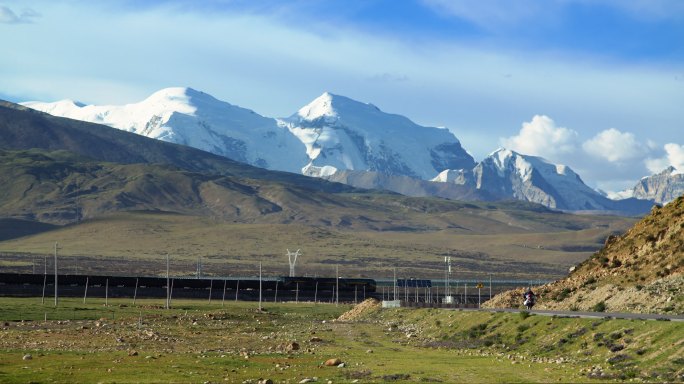 青藏铁路雪山火车驶过青藏公路雪山草原4K