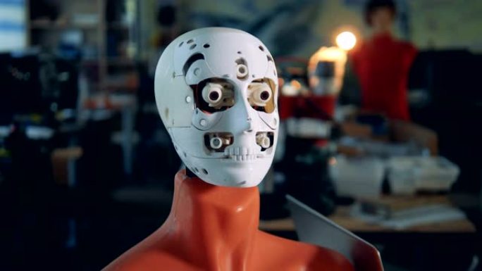 附着在人体模型上的机器人头部正在移动眼睛