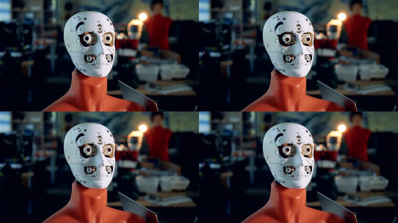 附着在人体模型上的机器人头部正在移动眼睛