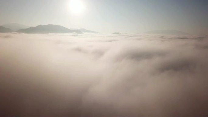 空中拍摄云层上的日出时间进入天空的薄雾