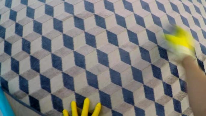 手套清洁地毯中男人的视点