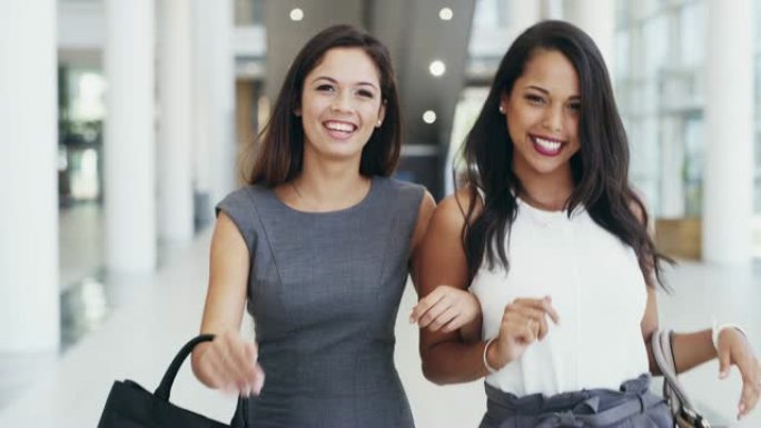 Eager企业家商业女性女性购物微笑女性