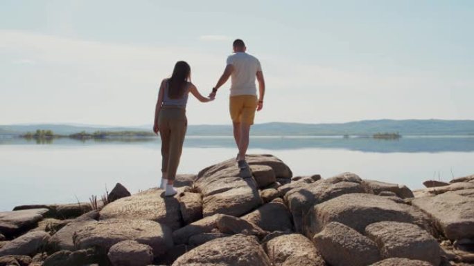 在岩石上行走的时尚夫妇