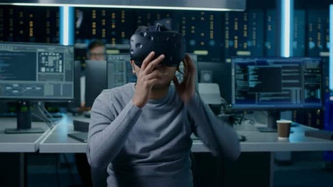 软件肖像Delevoper放在虚拟现实耳机上，可容纳控制器并在VR中开始编程。在后台技术开发带有计算