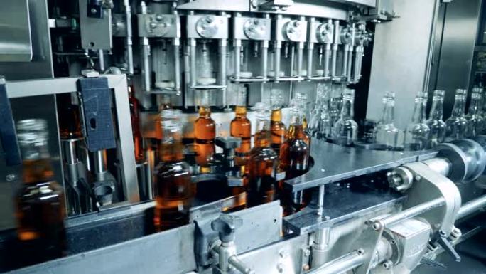 威士忌、苏格兰威士忌、波旁威士忌生产。酒精工厂用白酒灌装的过程，自动化机器。