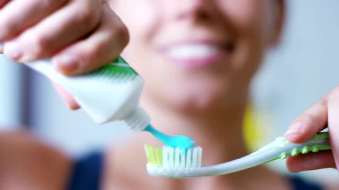 早上，一名年轻女子用牙刷和牙膏刷了我的牙齿后，舌头越过了牙齿以控制清洁，因为它使我们保持清洁。