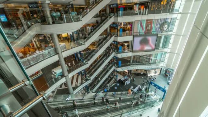 4k延时过渡自动扶梯倾斜下，购物中心快速移动，购物中心和旅游生活方式中的匿名人群拥挤