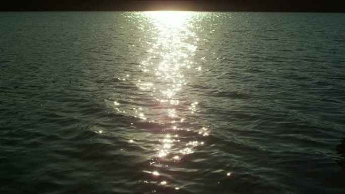 水面上的太阳反射