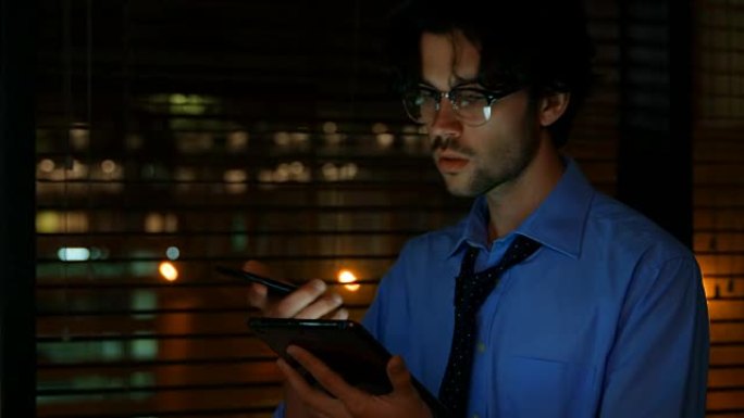 男性高管在手机4k通话时使用数字平板电脑