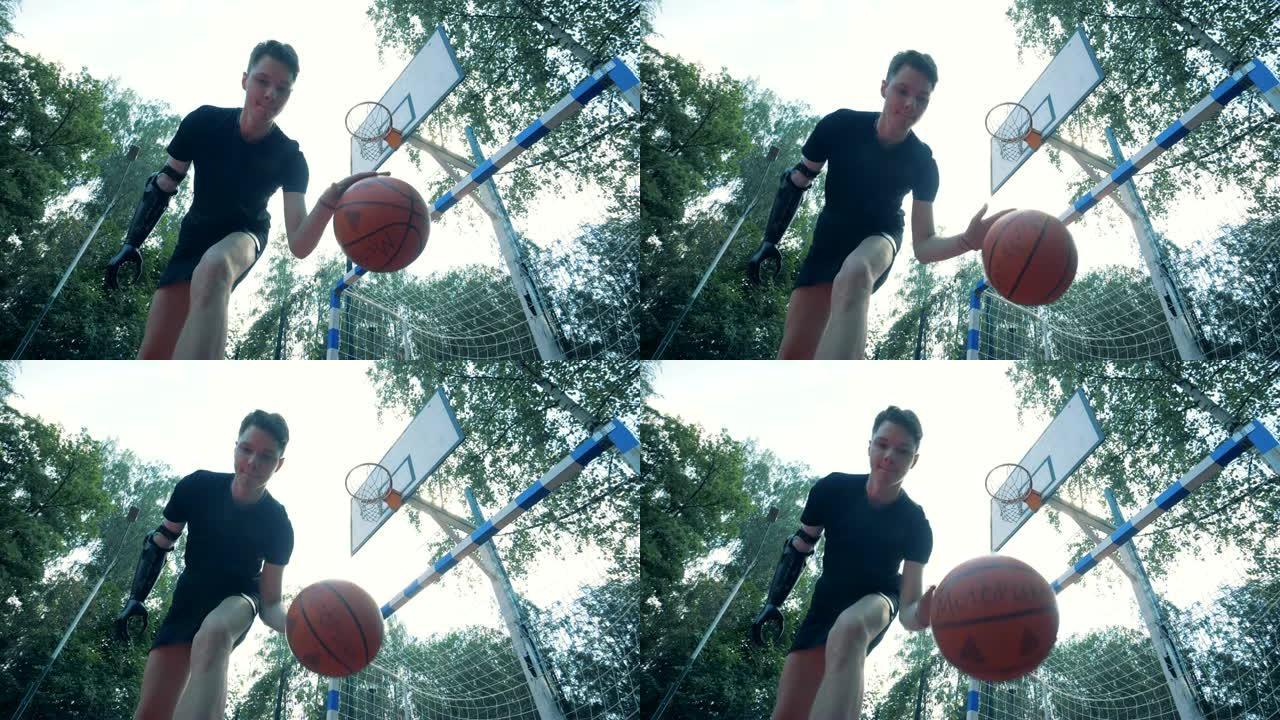 一个年轻人用未来主义的假肢表演的篮筐球的慢动作杂耍