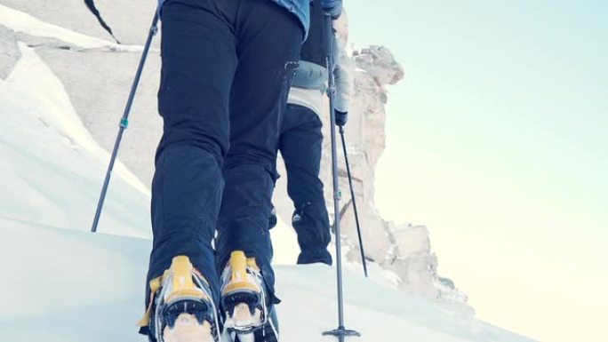 独自在山里。冬季旅行。腿部特写