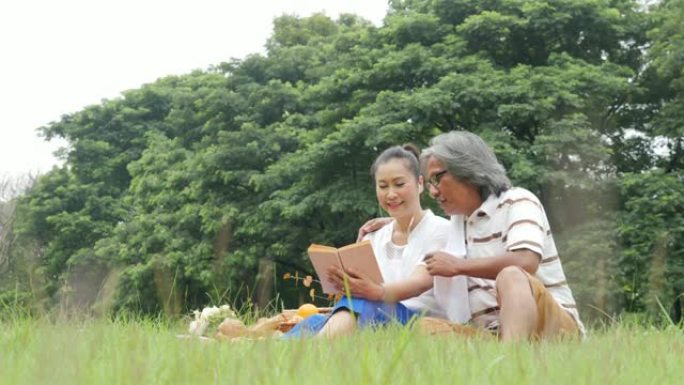 高级夫妇，夫妻俩在公园野餐，心情愉快。有生活方式、退休年龄和爱情的人。