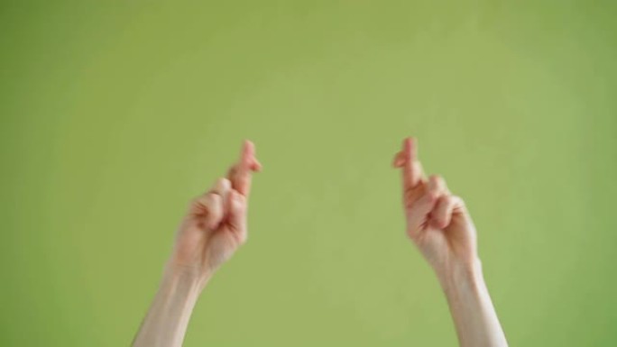 人类男性双手在手指交叉祈祷手势的特写镜头