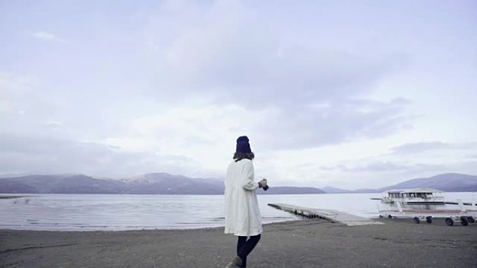 亚洲旅游妇女看着川口湖的风景