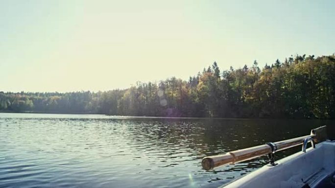 湖上的船。秋季日落视点